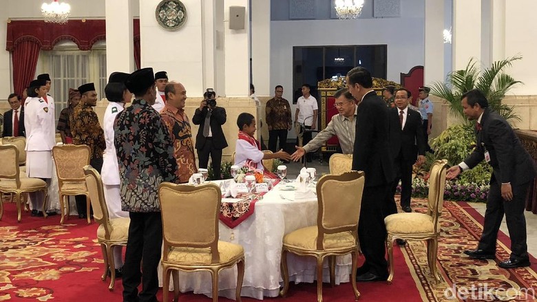 Makan Siang Bersama, Jokowi Ajak Joni dan Paskibraka Duduk Semeja Makan Siang Bersama, Jokowi Ajak Joni dan Paskibraka Duduk Semeja