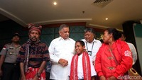Sofyan Basir memberikan beasiswa kepada bocah tersebut atas keberaniannya memanjat tiang bendera yang talinya putus saat upacara kemerdekaan HUT RI ke-73 tahun 2018 di Pantai Mota Ain, perbatasan antara Indonesia dan Timor Leste.