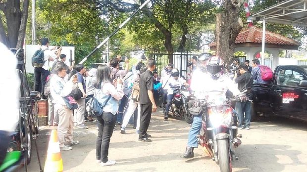 Naik Moge dan Tampil Necis, Sekjen Pro Jokowi Tiba di KPU