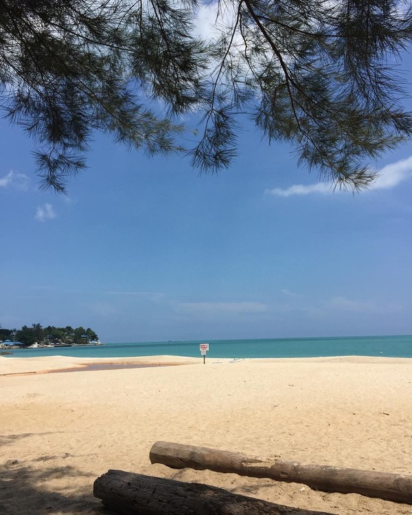 Selain Pulau Pasumpahan, Lindswell juga liburan ke Pantai Tikus di Belitung. (lindswell_k/Instagram) Selain Pulau Pasumpahan, Lindswell juga liburan ke Pantai Tikus di Belitung. (lindswell_k/Instagram)