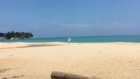 Selain Pulau Pasumpahan, Lindswell juga liburan ke Pantai Tikus di Belitung. (lindswell_k/Instagram)