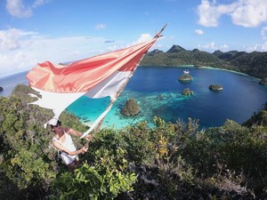Penjelasan Nadine Chandrawinata Foto dengan Bendera Robek