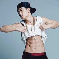 Ketimbang six packs, orang Korea lebih suka menyebut pria yang punya perut berotot kotak-kotak dengan chocolate abs. Seperti cokelat batangan, sejumlah idol K-pop memang memiliki otot berkotak-kotak yang jumlahnya 6 hingga 8. Siwon, Bobby dari iKon dan Jay Park termasuk pemilik perut seksi ini. Foto: Dok. Koreaboo