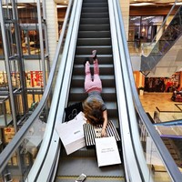 Foto berikut adalah salah satu yang cukup ekstrem karena dilakukan di eskalator. Foto: Instagram @eka.artist