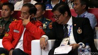 Presiden Joko Widodo turut didampingi Menteri Pemuda dan Olah Raga Imam Nahrowi serta Airlangga Hartanto.