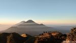 Foto: Menikmati Eksotisnya Golden Sunrise Prau