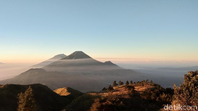 Sunrise menawan di Gunung Prau, Wonosobo (Muhammad Idris/detikTravel) Sunrise menawan di Gunung Prau, Wonosobo (Muhammad Idris/detikTravel)