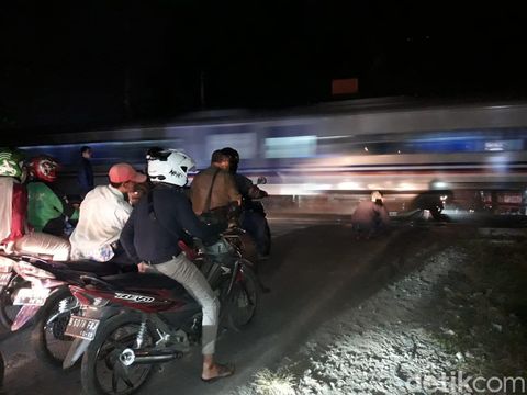 Kondisi perlintasan kereta tempat terjadinya tabrakan. Tak ada palang di perlintasan ini