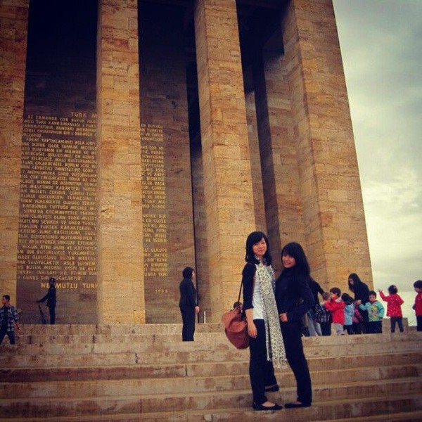 Punya gaya kasual, Linsdwell yang traveling ke Turki ini terlihat sangat santai. (lindswell_k/Instagram) Punya gaya kasual, Linsdwell yang traveling ke Turki ini terlihat sangat santai. (lindswell_k/Instagram)