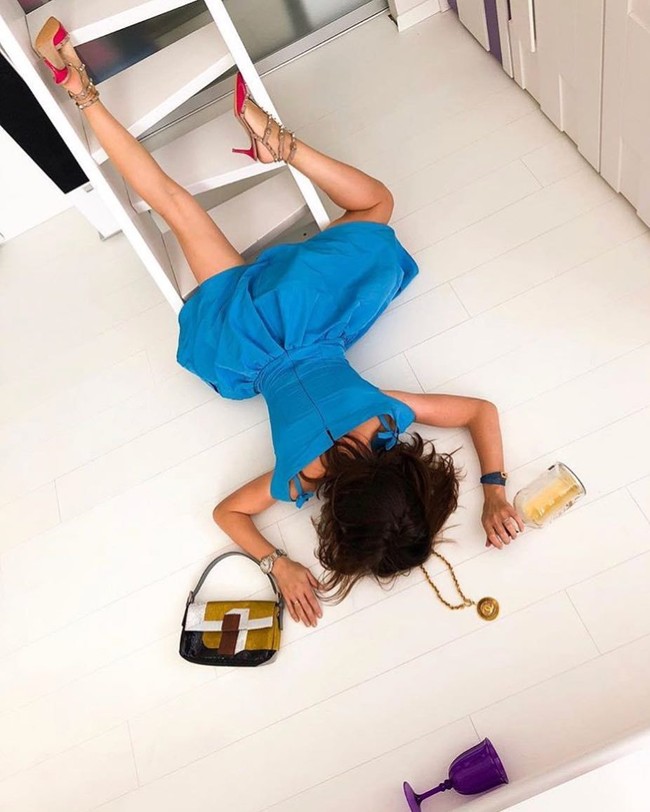 Meski tersungkur, beberapa selebgram masih mencoba terlihat cantik dengan pakai dress, high heels, hingga tas branded seperti ini. Foto: Instagram @nast37