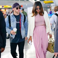 9 Juni 2018: Priyanka dan Nick Jonas terlihat di bandara JFK di New York. Saat itu keduanya pergi untuk hadir di pernikahan sepupu Nick. Foto: istimewa