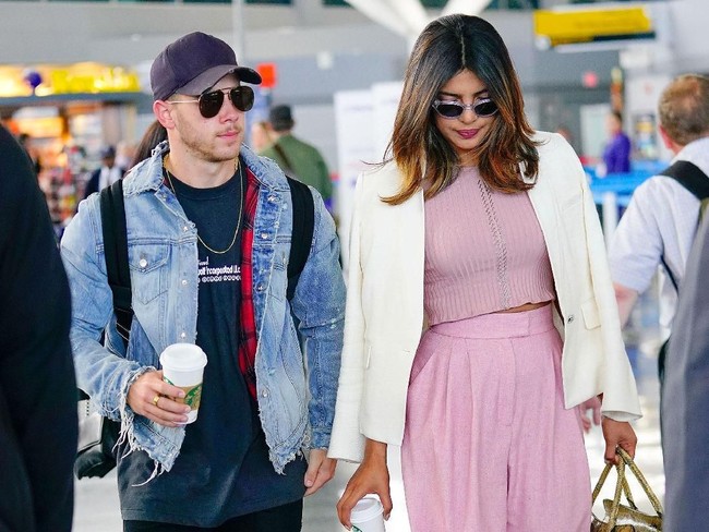 9 Juni 2018: Priyanka dan Nick Jonas terlihat di bandara JFK di New York. Saat itu keduanya pergi untuk hadir di pernikahan sepupu Nick. Foto: istimewa