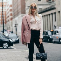 Bagi pengeloksi tas Louis Vuitton tersebut, permintaan orangtuanya itu dianggapnya sebagai tekanan. (Foto: Instagram)