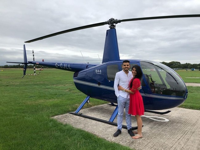 Varun Bhanot yang berusia 28 tahun mengajak sang kekasih untuk jalan-jalan dengan helikopter sebagai hadiah ulang tahun Anisha. Foto: Dok. Facebook/Varun Bhanot