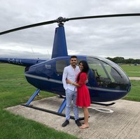 Varun Bhanot yang berusia 28 tahun mengajak sang kekasih untuk jalan-jalan dengan helikopter sebagai hadiah ulang tahun Anisha. Foto: Dok. Facebook/Varun Bhanot