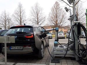 Canggih, Ada Robot Pengisi Daya Mobil Listrik