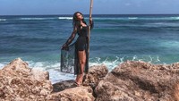 Sebelumnya Anya juga kena kritikan dan kencaman lantaran memposting foto yang menunjukan bendera merah putih yang robek-robek. Foto: Anya Geraldine