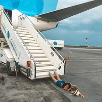 Tak ingin wajahnya mencium tanah, beberapa wanita menutupi wajahnya dengan tangan ketika melakukan falling stars challenge ini. Foto: Instagram @annetkamishka