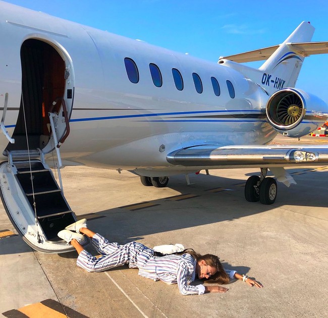 Tren falling stars challenge juga banyak dilakukan para pesohor yang melakukan perjalanan dengan pesawat pribadi. Seperti yang dilakukan selebgram Rusia Katya Ogo ini. Foto: Instagram @katya_ogo2