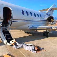 Tren falling stars challenge juga banyak dilakukan para pesohor yang melakukan perjalanan dengan pesawat pribadi. Seperti yang dilakukan selebgram Rusia Katya Ogo ini. Foto: Instagram @katya_ogo2