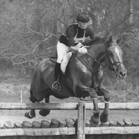 Begini aksi Putri Anne dan kudanya melompati rintangan dalam sebuah perlombaan di Lincolnshire, Inggris, 1971 silam. Keren! (Foto: Getty Images)