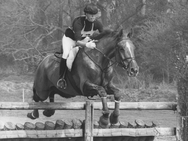 Begini aksi Putri Anne dan kudanya melompati rintangan dalam sebuah perlombaan di Lincolnshire, Inggris, 1971 silam. Keren! (Foto: Getty Images)