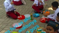  Bertubuh tambun, Fairel juga punya wajah menggemaskan. Di Instagram fairel_sbi, ia kerap membagikan momen kulinerannya seperti saat makan siang bareng teman sekolah. Foto: Instagram fairel_sbi