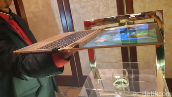 Layarnya menggunakan panel IPS multi-touch berukuran 13,3 inci dengan resolusi FullHD. (Foto: detikINET/Virgina Maulita Putri)