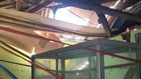 Begini penampakan dari dalam rumah akibat gempa 6,9 SR yang dirasakan di Poto Tano. Akses listrik sampai saat ini putus. (Foto: Abi/pembaca detikcom)