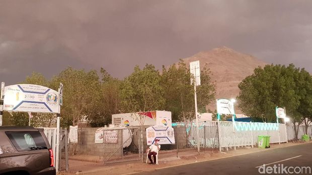 Angin dan Hujan Deras Guyur Arafah di Malam Sebelum Wukuf