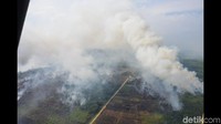 Pasukan TNI AU Pangkalan Udara (Lanud) Supadio melakukan water bombing. Foto: Pentak Lanud Supadio