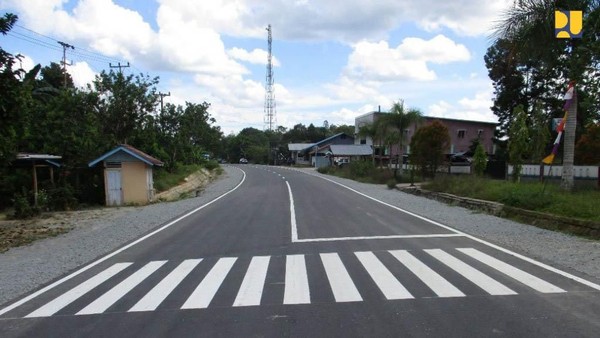 Jalan Perbatasan di Entikong Kian Mulus