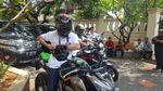 Bukan Stuntman tapi Dibonceng, Ini Gaya Sekjen Pro-Jokowi Naik Moge