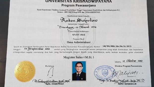 Anton Sukartono menunjukkan ijazah S2-nya.