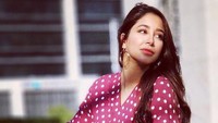 Nama penyanyi asal Arab Saudi, Aseel Omran mendadak viral setelah meng-cover lagu Meraih Bintang Via Vallen. Tak sedikit yang dibuat jatuh cinta oleh suara dan paras cantiknya (@aseel/Instagram)