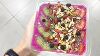 Sarapan sehat dengan smoothies bowl, dengan irisan buah-buahan seperti strawberry, kiwi, blueberry, hingga kacang-kacangan menjadi pilihan Lindswell. Foto: Instagram @lindswell_k