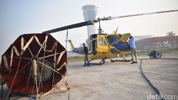 Ini 4 Heli Water Bombing Kebakaran Hutan di Kalbar