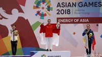 Lindswell Kwok membentangkan Merah Putih saat penyerahan medali.