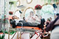 Viral, Momen Ayah yang Sakit Keras Berjuang Dampingi Putrinya di Pernikahan