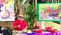 Wih, salah satu adegan syuting yang dilakoni Fairel membuat ia harus memasak. Sudah cocok jadi chef belum? Foto: Instagram fairel_sbi
