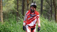 Dalam Instagramnya, terlihat apapun kegiatannya tidak pernah jauh dari sepeda gunung. (tiara_andini_prastika/Instagram)