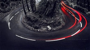 Lampu kendaraan yang melewati jalanan kelok di Portugal. Foto: bored panda