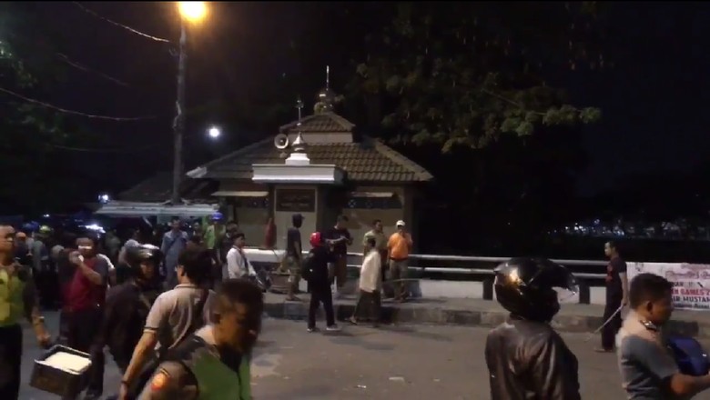 Via Pengeras Suara Musala, Lurah Menteng Minta Massa Tawuran Bubar Via Pengeras Suara Musala, Lurah Menteng Minta Massa Tawuran Bubar