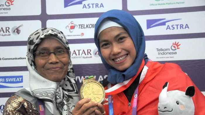 Defia Rosmaniar bersama sang ibu usai raih medali emas Asian Games 2018 (ANTARA FOTO/INASGOC/Sunyoto) Defia Rosmaniar bersama sang ibu usai raih medali emas Asian Games 2018 (ANTARA FOTO/INASGOC/Sunyoto)
