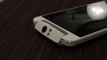 Oppo N1 merupakan smartphone pertama yang memiliki motorized camera module. Dengan teknologi ini, kamera belakang dapat berputar menjadi kamera depan atau sebaliknya sesuai kebutuhan. Foto: Internet