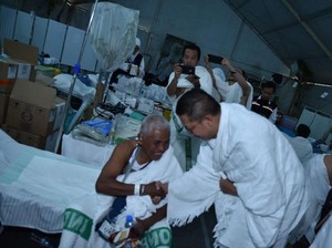 Demi Kelancaran Ibadah, PPIH Dampingi Jemaah Haji Indonesia yang Sakit