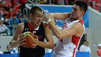 Yuya Nagayoshi (berbaju hitam) saat bertandng melawan tim China dalam foto tahun 2013. Empat atlet Jepang ini telah dipulangkan ke Jepang pada Senin (20/8) pagi ini, dengan tiket penerbangan dibiayai sendiri oleh mereka. Foto: AFP PHOTO/GOH CHAI HIN