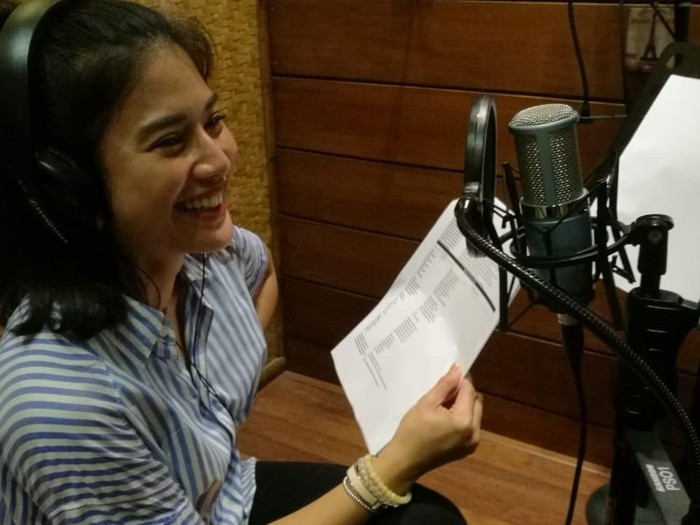 Dian Sastrowardoyo saat sesi rekaman suara navigasi. Foto: Waze Indonesia Dian Sastrowardoyo saat sesi rekaman suara navigasi. Foto: Waze Indonesia