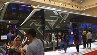 Bus ini juga memiliki teknik pencahayaan terkini yaitu lampu LED di bagian headlamp dan stop lamp serta sudah dilengkapi LED Daytime Running Light. Begitu juga dengan lampu seinnya. Foto: Dadan Kuswaraharja