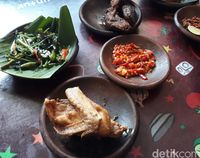 Waroeng SS: Tersengat Sambal 'Pusing' plus Ayam Goreng kampung Juicy 